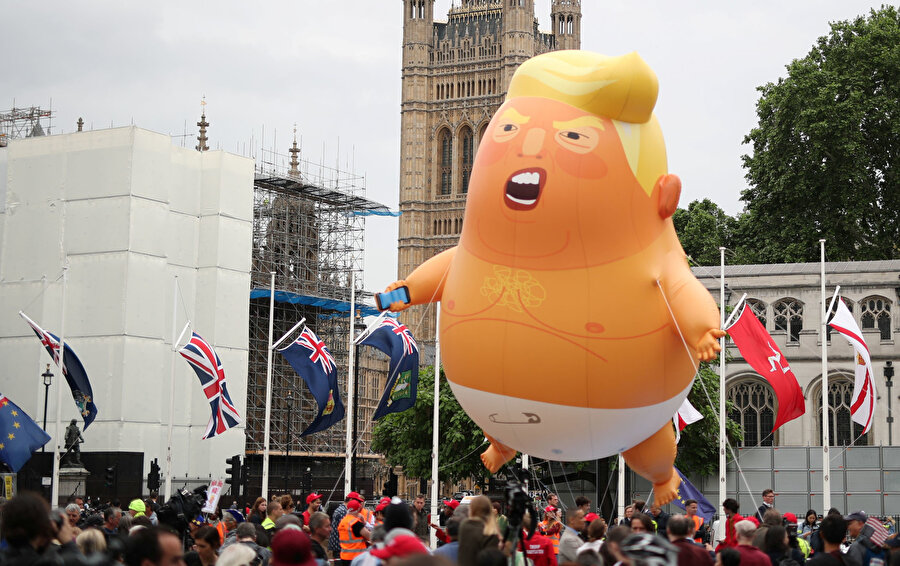 Bugünkü gösterilerde Trump'ın geçen yılki İngiltere ziyareti düzenlenen protestoların sembolü haline gelen bebek Trump balonu da bir kez daha havalandı.