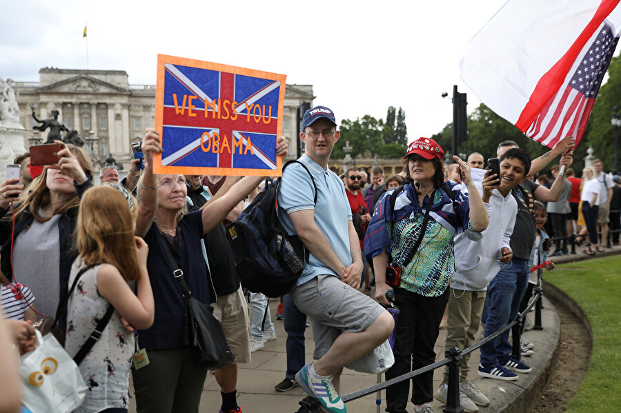 Buckingham Sarayı dışında Trump karşıtları gösteri düzenledi. Bazı göstericiler Obama'yı destekleyen pankartlar taşıdı.