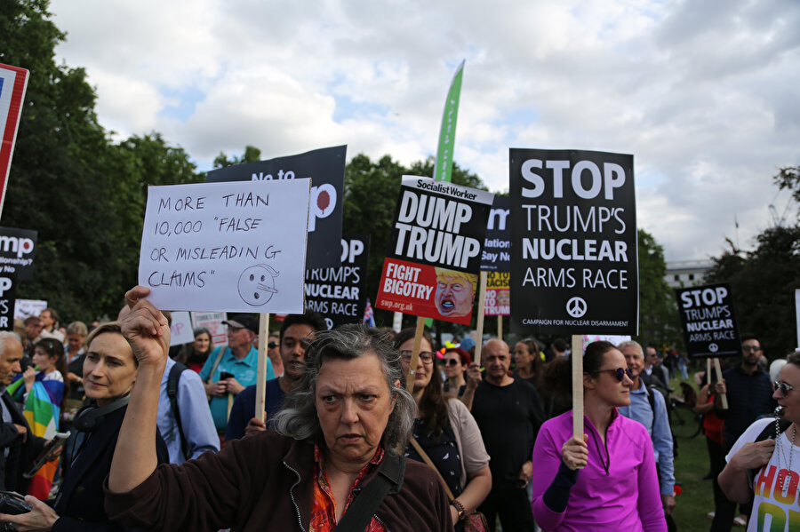 ngiltere Kraliçesi 2. Elizabeth’in resmi daveti üzerine İngiltere’ye gelen ABD Başkanı Donald Trump’ın ziyareti sırasında bazı vatandaşlar, Londra'daki Buckingham Sarayı önünde toplanarak protesto gösterisi düzenledi. 