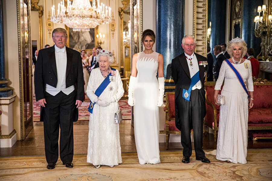  Sırasıyla soldan sağa Donald Trump, Kraliçe Elizabeth, Melania Trump, Prens Charles ve Cornwall Düşesi Camilla