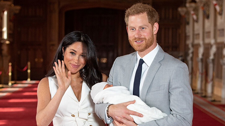 Meghan Markle ve Prens Harry bebeklerini basınla ile tanıştırdı 
