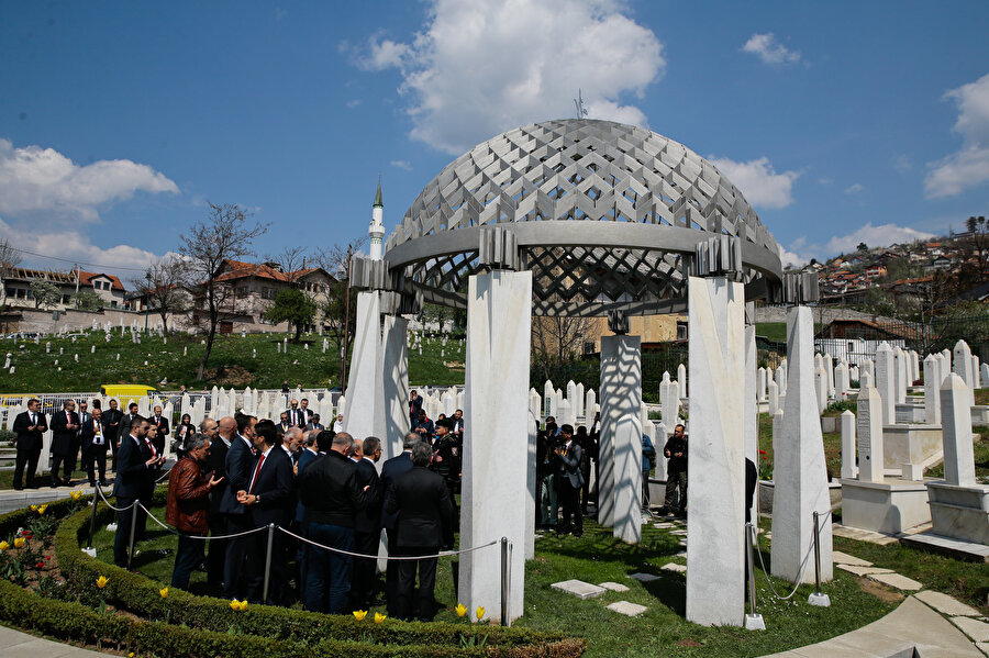 TBMM Başkanı Mustafa Şentop, Bosna Hersek'in başkenti Saraybosna'daki temasları kapsamında bağımsız Bosna Hersek'in ilk Cumhurbaşkanı merhum Aliya İzetbegoviç'in Kovaçi Şehitliği'ndeki kabrini ziyaret etmişti.