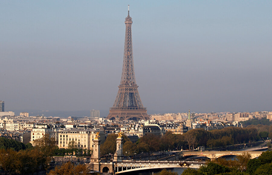 Fransa'nın başkenti Paris'teki Eyfel Kulesi önemli turistik merkezlerden biri.