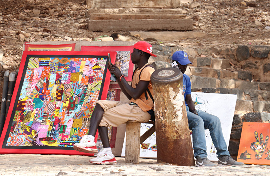 Senegal'in "Köle Adası" olarak bilinen Goree Adası'nda, başta elektronik olmak üzere çeşitli atıklar maharetli ellerde yeniden hayat bularak sanata dönüşüyor. 