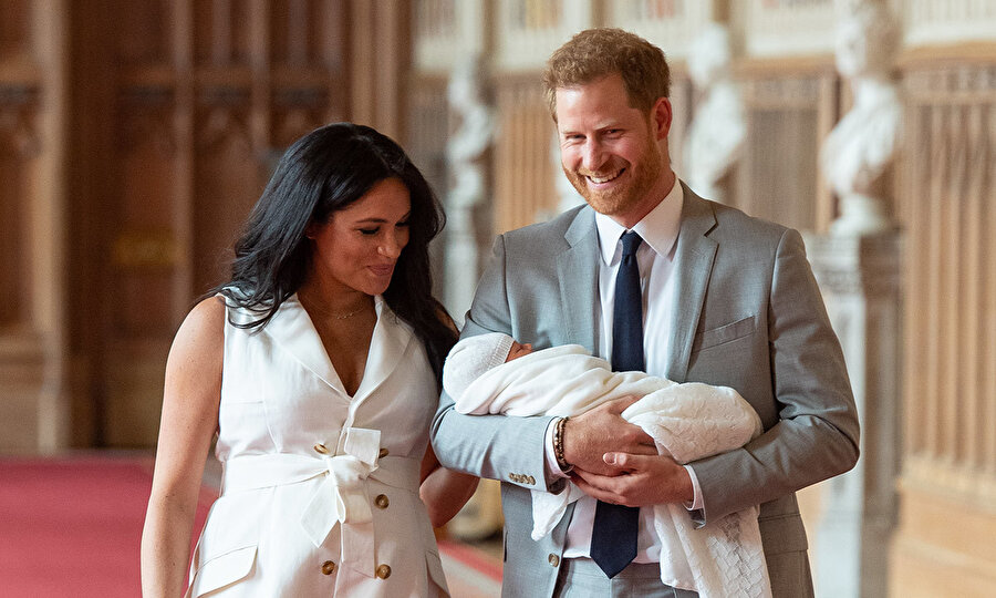 Meghan Markle ve Prens Harry bebeklerini basınla ile tanıştırdı 