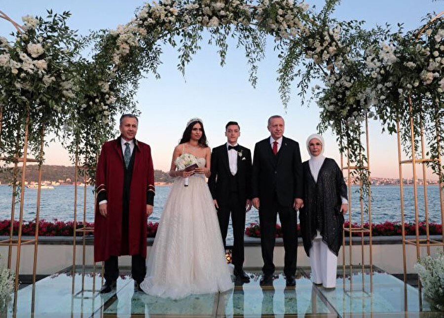 Çiftin nikah şahitliğini Cumhurbaşkanı Erdoğan ve eşi yaptı. Törenin ardından toplu fotoğraf çekimi gerçekleşti