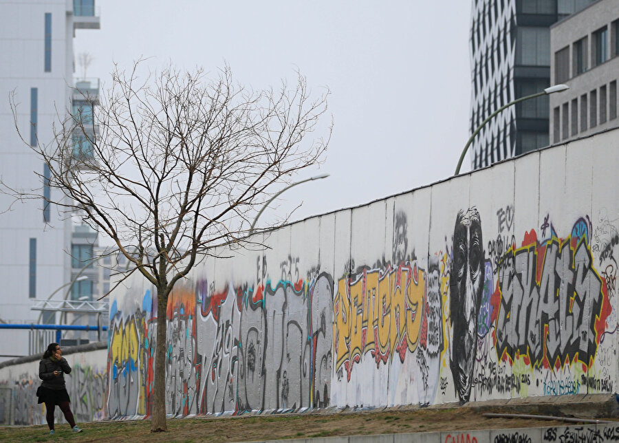 İkinci Dünya Savaşı'nın ardından doğu ve batı olarak bölünen Almanya'da Berlin'i ikiye ayıran ve "Utanç Duvarı" olarak da adlandırılan Berlin Duvarı.