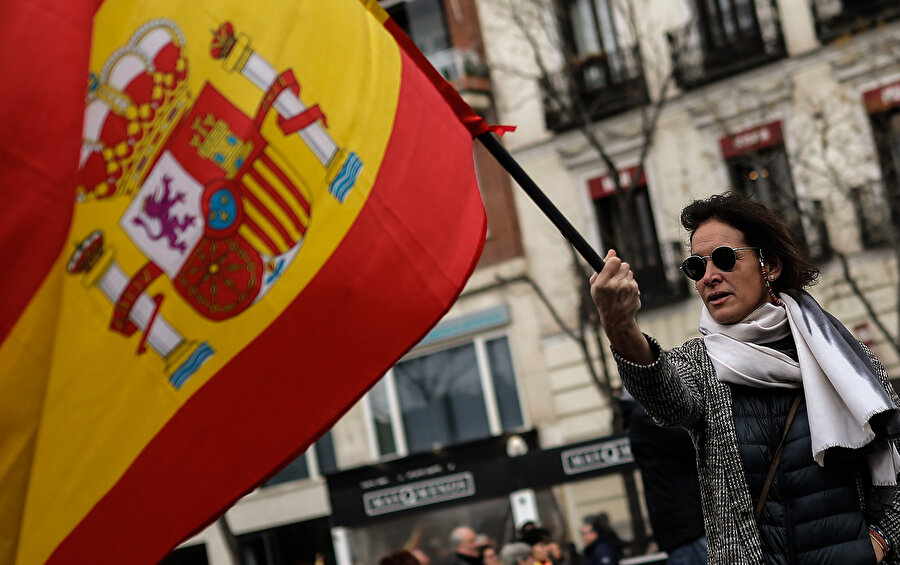 Madrid'deki Colon meydanında toplanan binlerce kişi, ellerinde İspanyol bayrağı ile Katalonya'daki ayrılıkçı girişimlere karşı 'artık yeter' mesajı vermişti.