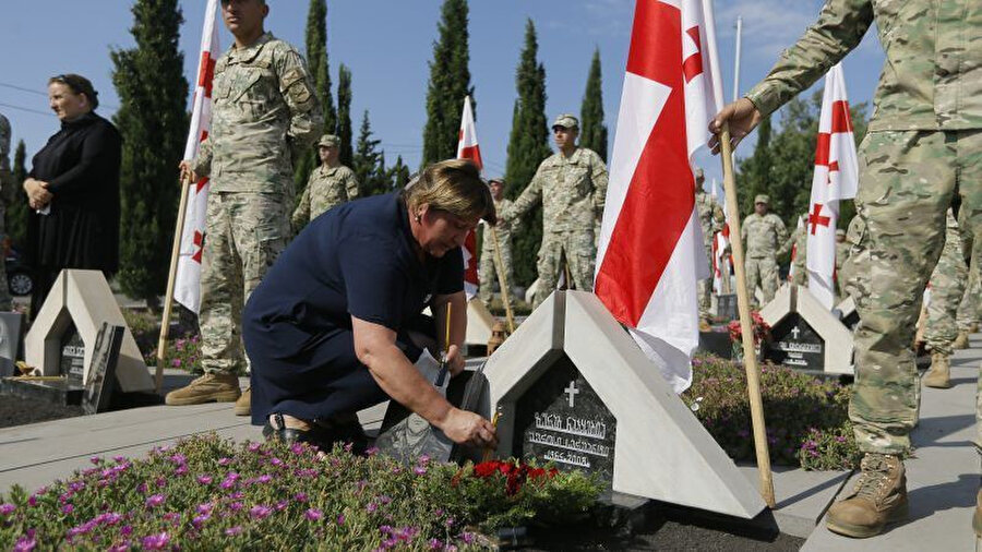 Rusya-Gürcistan savaşı sırasında ölen bir Gürcü askerin mezarı