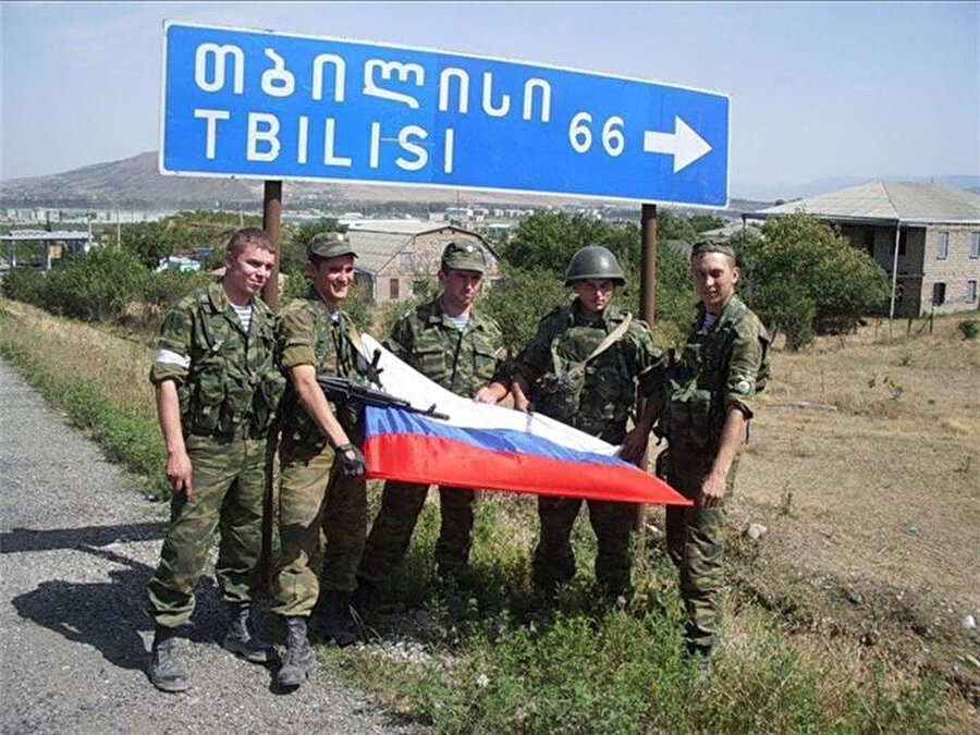  Rus askerler Gürcistan'ın başkenti Tiflis’in girişinde