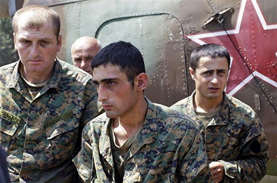Rus ordusu tarafından Güney Osetya Şinvali’de esir alınan Gürcü askerleri
