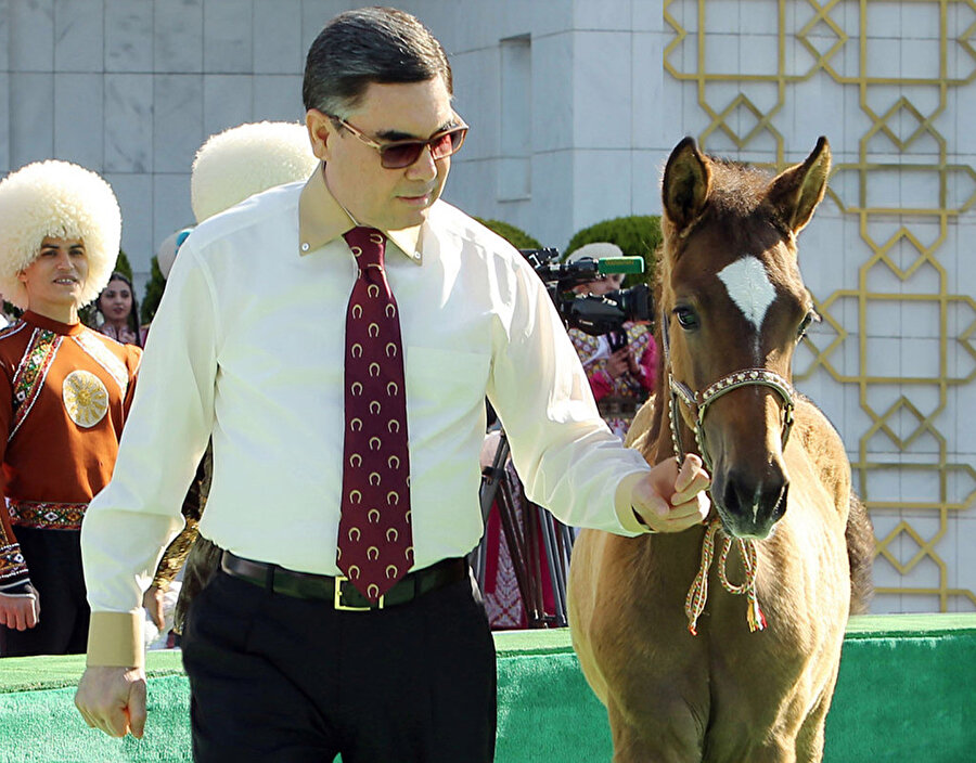 Devlet Başkanı Gurbanguli Berdimuhammedov, atlara özel ilgisiyle tanınıyor.
