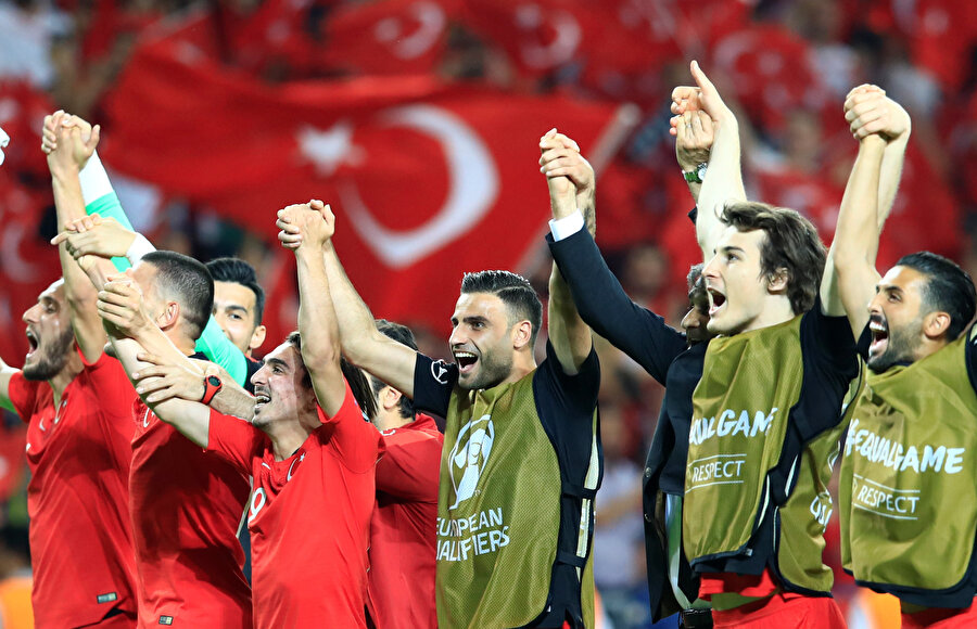 Milli futbolcular, Konya'da tribünleri selamlıyor.