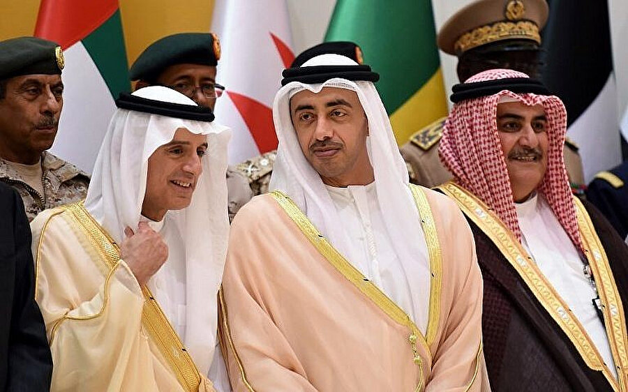Katar'ı ablukaya alan Körfez yönetimleri, İsrail'le ilişkileri derinleştiriyor.