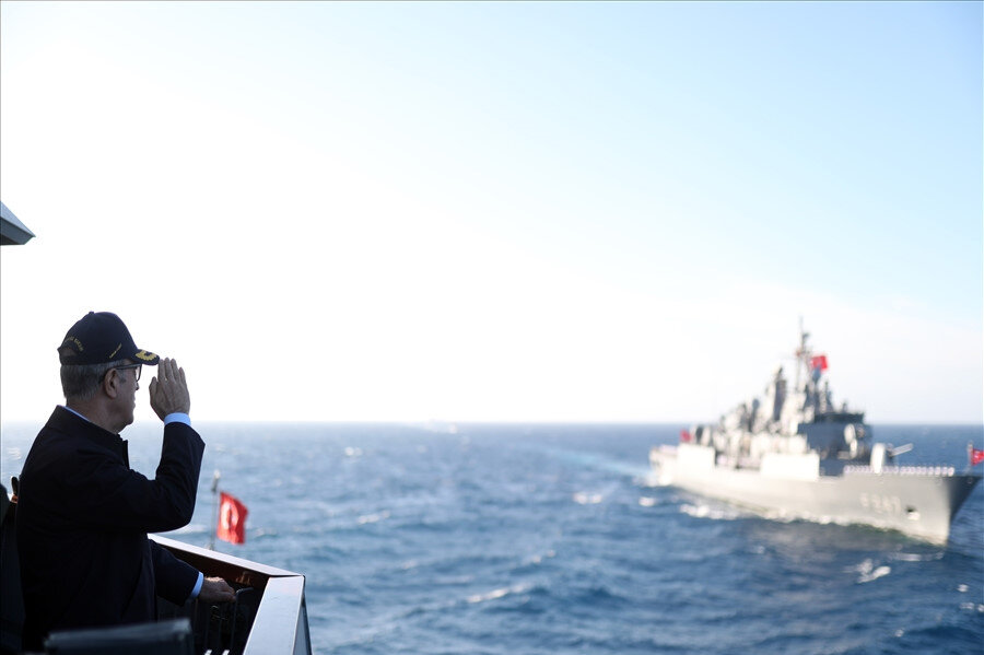 Milli Savunma Bakanı Hulusi Akar, TCG Barbaros (F-244), Türk Deniz Kuvvetleri'nin Barbaros sınıfı fırkateynlerinden birini selamlıyor.