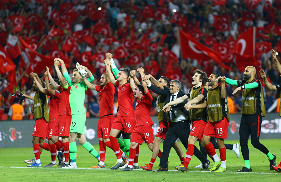 Türkiye-Fransa maçının ardından futbolcuların galibiyet sevinci