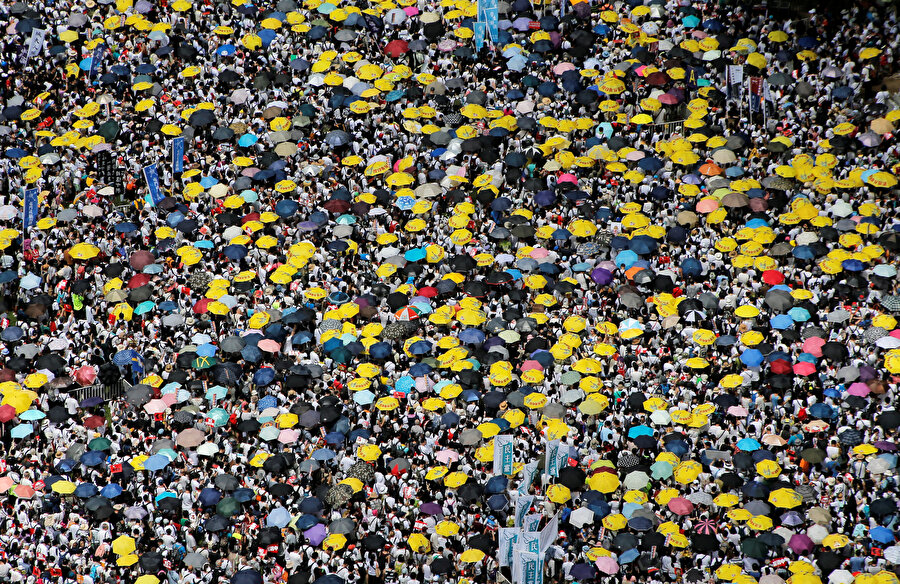Protestoların simgesi şemsiyeler oldu. 