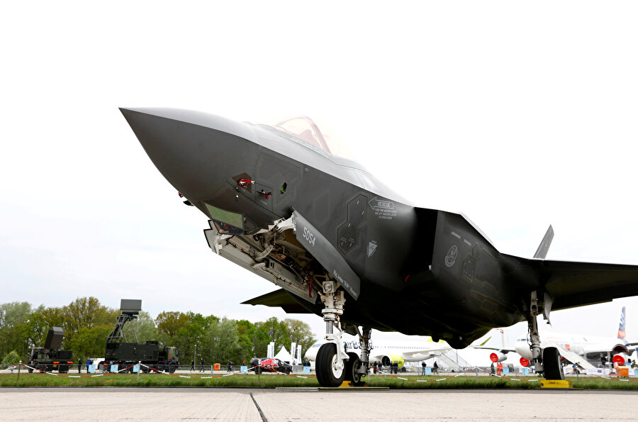 F-35 uçaklarından biri böyle sergilenmişti.