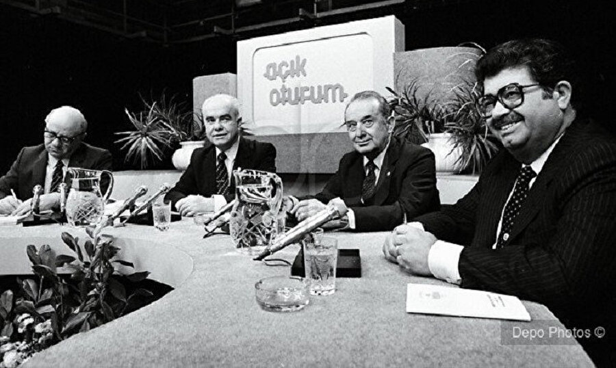  1983 seçimleri öncesi Turgut Özal, Necdet Calp ve Turgut Sunalp TRT'de tartışıyor. (Kaynak:Depo Photos)