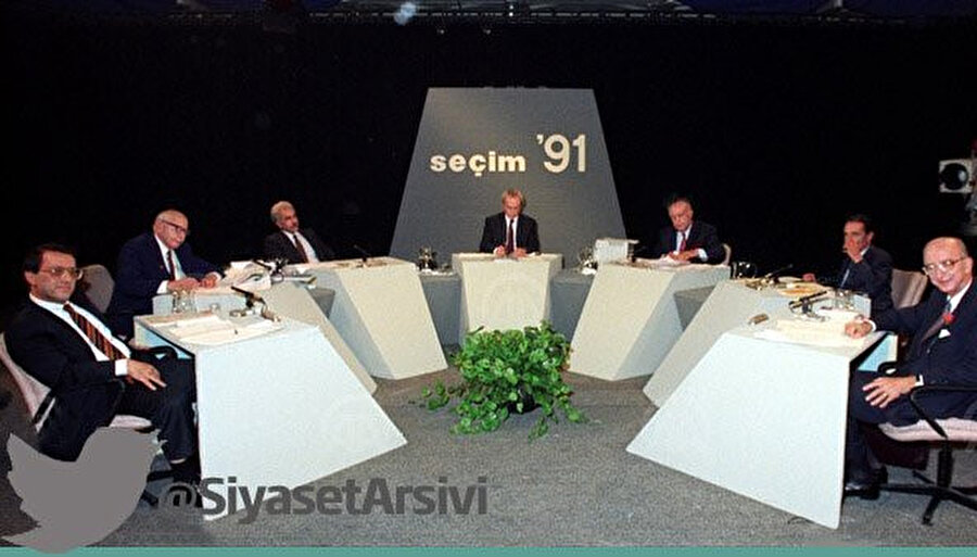  20 Ekim'de seçime katılacak siyasi parti liderlerinin katıldığı TRT'de yayınlanan açık oturum programı