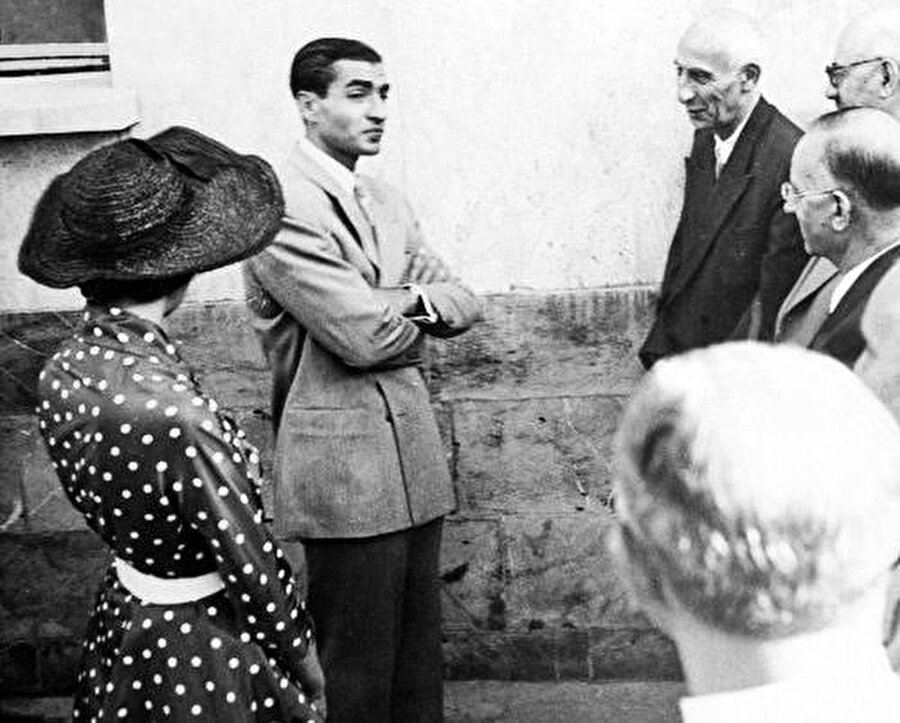 Şah, Başbakan Muhammed Musaddık’la konuşurken, 1951.