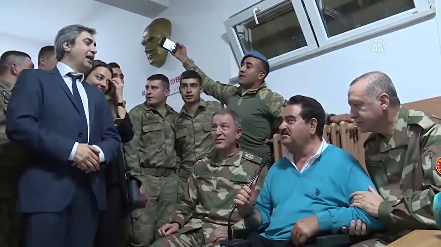 Milli Savunma Bakanı Hulusi Akar'ın arkasında selfie yapan asker ülke gündeminde uzunca süre konuşulmuştu.