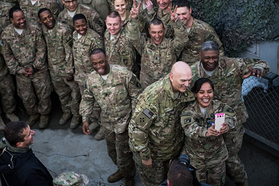 ABD'li askerler selfie yaparken görünüyor.