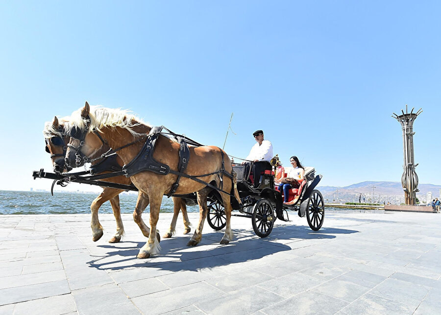 İzmir'in en turistik bölgelerinde fayton seyahati yapılıyor.