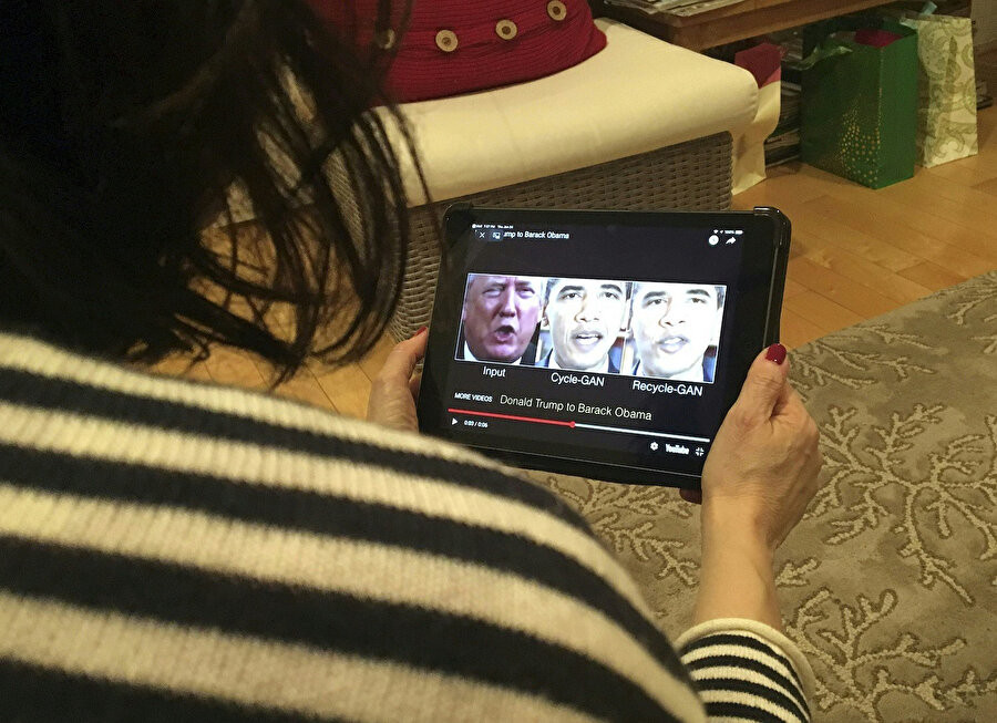 Bir kadın, 24 Ocak 2019'da değiştirilmiş bir videoyu izliyor; bu, Başkan Donald Trump ve eski cumhurbaşkanı Barack Obama tarafından söylenenleri değiştirerek derinlemesine teknolojinin izleyicileri nasıl aldatabileceğini gösteriyor. Fotoğraf: Rob Lever / AFP / Getty Images.n