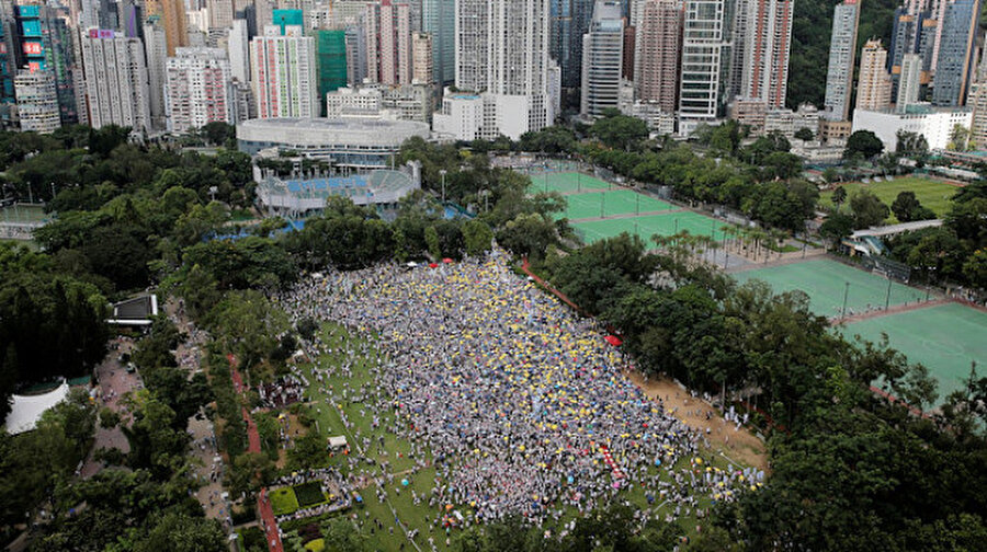 Hong Kong'ta yüzbinler sokaklara döküldü.