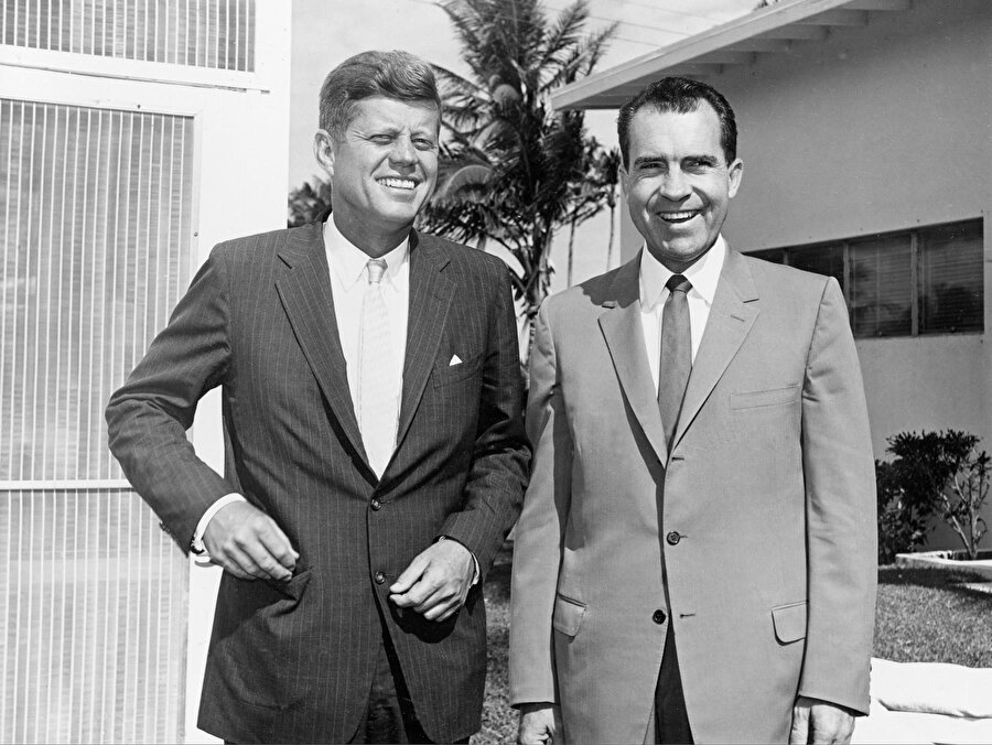 John F. Kennedy ve Richard Nixon birlikte görülüyor.