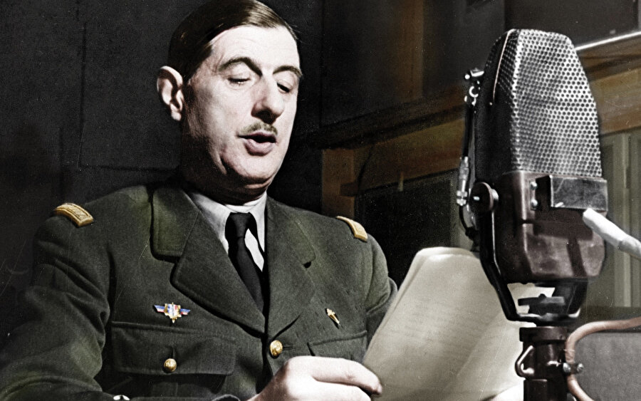 1940'ta bir BBC stüdyosunda Charles de Gaulle'e ait renkli fotoğraf. 