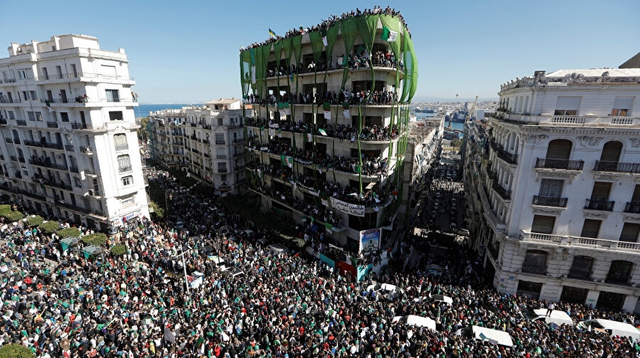 Abdulaziz Buteflika'nın adaylığını açıklamasının ardından Cezayir'de yoğun katılımlı protesto gösterileri düzenlendi.