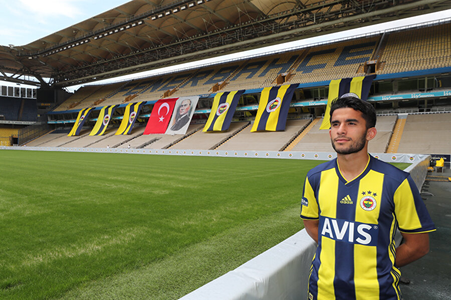 21 yaşındaki oyuncu, Şükrü Saracoğlu Stadı'nı gezdi.