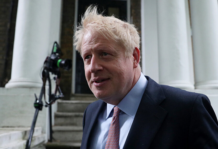 Boris Johnson gazetecilere açıklama yaparken görünüyor.