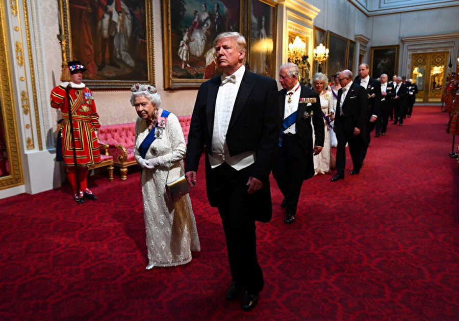 ABD Başkanı Donald Trump, resmi ziyareti kapsamında geçtiğimiz günlerde İngiltere’nin başkenti Londra’da temaslarda bulunmuş, İngiltere Kraliçesi II. Elizabeth, ABD Başkanı Trump'ın onuruna Buckingham Sarayı'nda akşam yemeği vermişti.