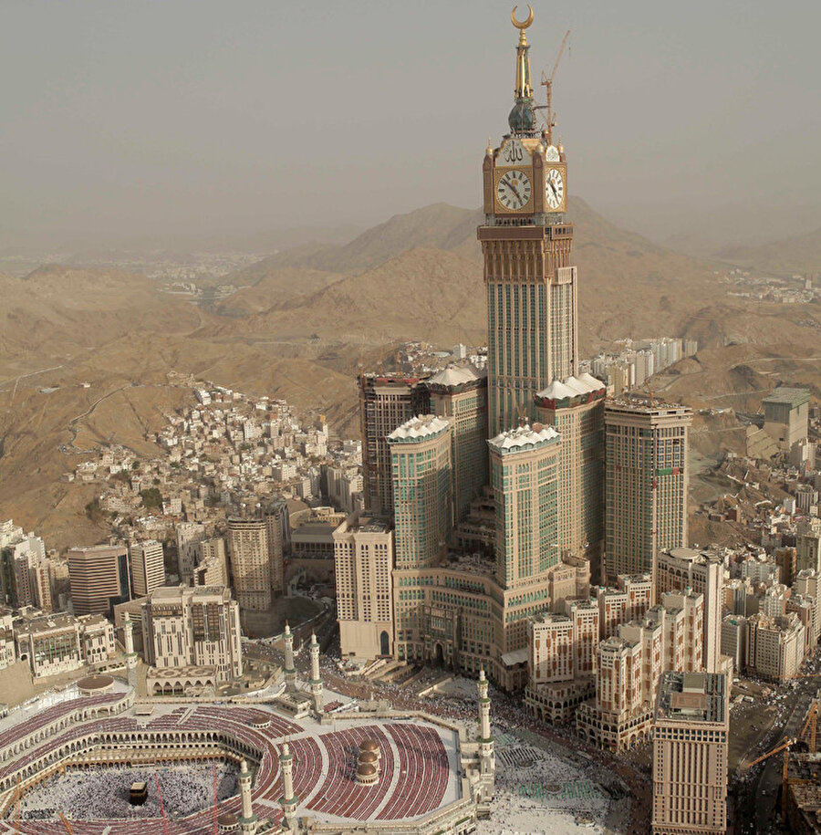 Zemzem Towers, Müslümanlar tarafından Kabe'nin dokusunu bozan ve görüntü kirliliği yaratan bir yapı olarak belirtiliyor 