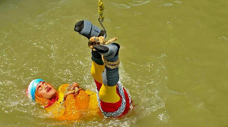  Sihirbaz Mandrake, Ganj Nehri'ne indirildikten sonra nehirden çıkmayı başaramadı.