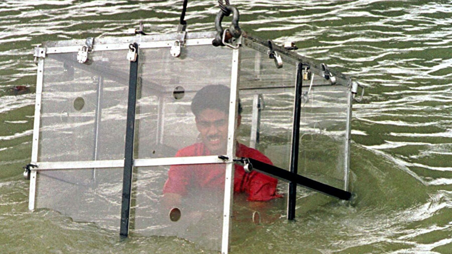 Chanchal Lahiri, 1998 yılındada bir cam kutuda Hooghly Nehri'ne indirilmişti.