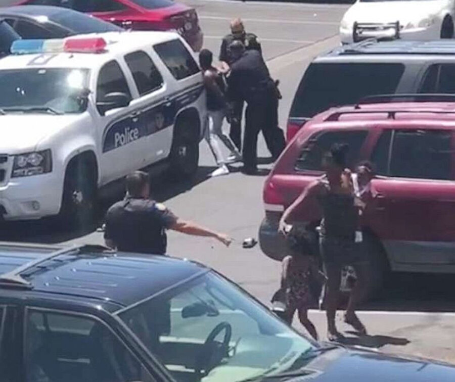  Cep telefonu videosu, 27 Mayıs 2019’da Dravon Ames’in kelepçelenen Phoenix Polis Departmanından memurları gösteriyor. 