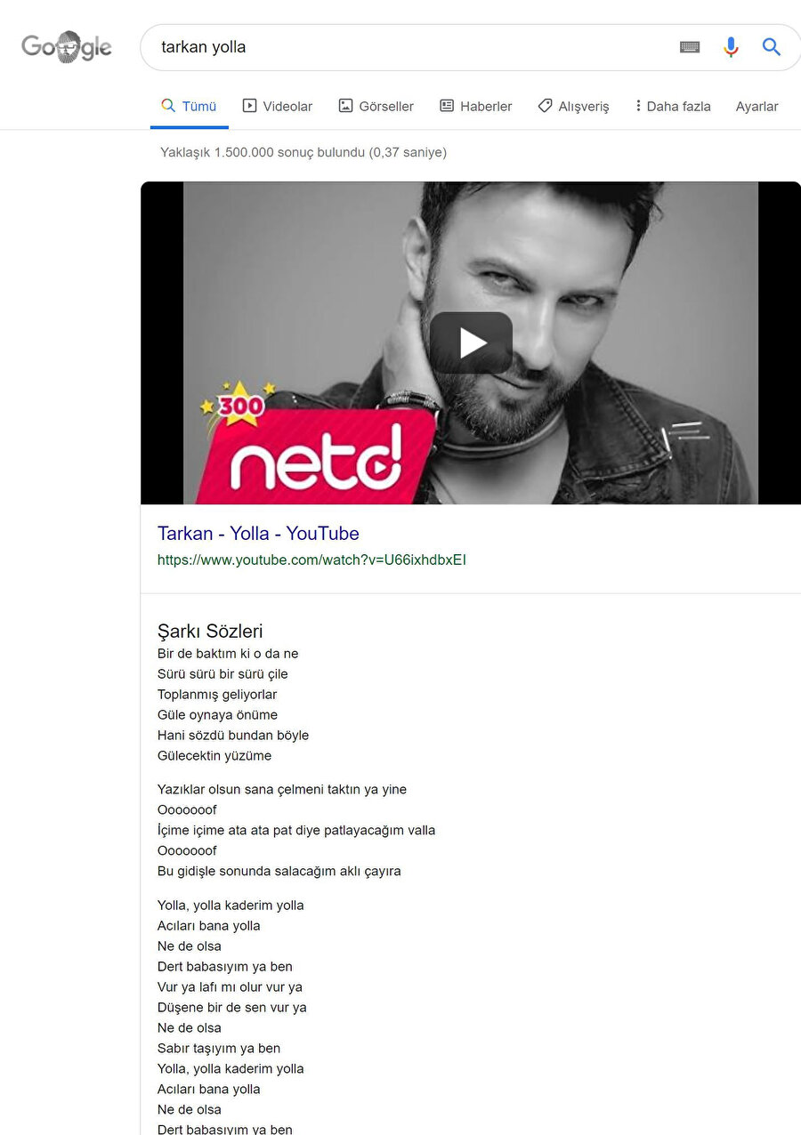 Google, şarkıların YouTube linklerini de özel bir ön izlemeyle, şarkı sözlerinin hemen üzerine konumlandırıyor. 