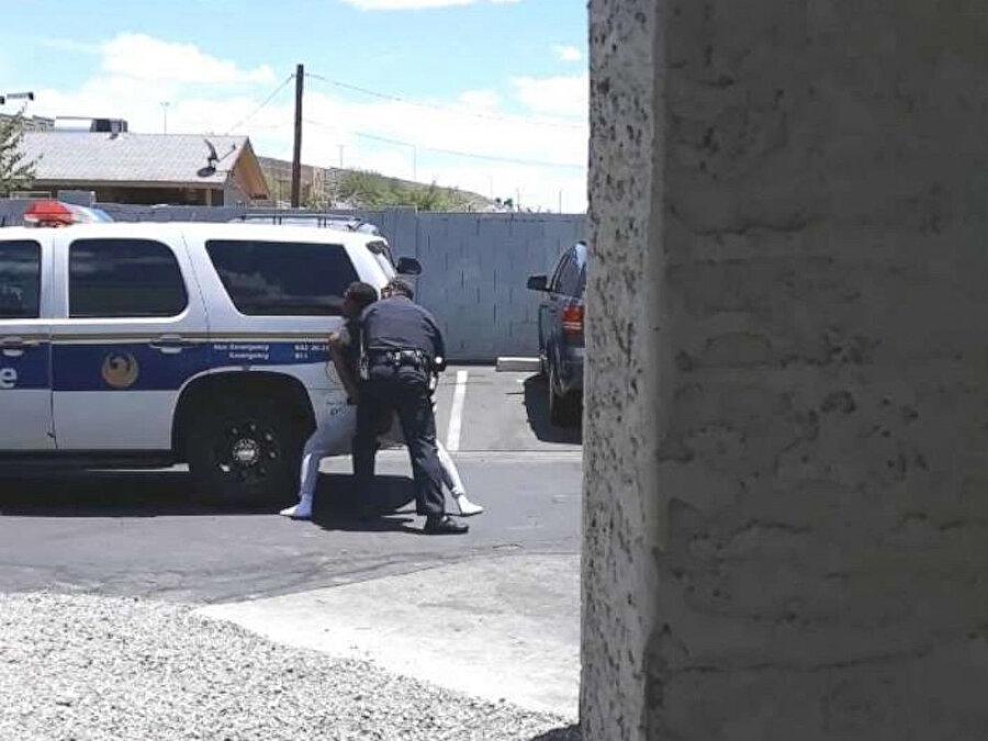  Cep telefonu videosu, 27 Mayıs 2019’da Dravon Ames’in kelepçelenen Phoenix Polis Departmanından memurları gösteriyor.