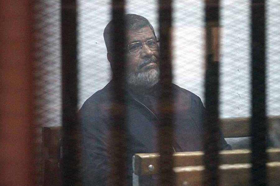 Darbe sonrası tutuklanan Mursi mahkeme salonunda görünüyor. 
