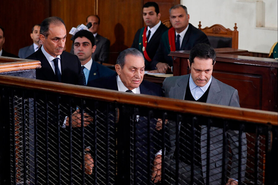  Mısır'ın eski Cumhurbaşkanı Hüsnü Mübarek(ortada) tutukluluğunun üzerinden 6 yıl geçtikten sonra tahliye edilmişti. 
