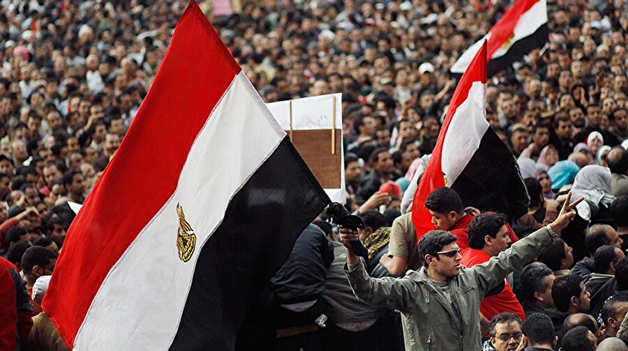  Arap Baharı, Mısır'a Ocak 2011'de Tahrir Meydanı'nda düzenlenen protestolarla ulaşmış, eylemlerin başlamasından 18 gün sonra Hüsnü Mübarek'in 30 yıllık iktidarı sona ermişti.