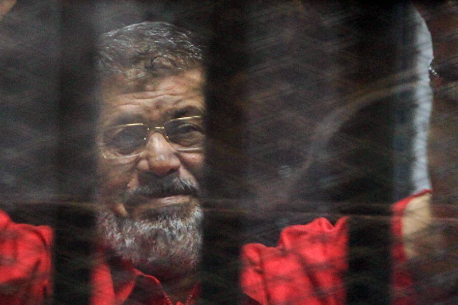 Muhammed Mursi'nin mahkemede duruşma esnasında çekilen fotoğrafı, 2016.