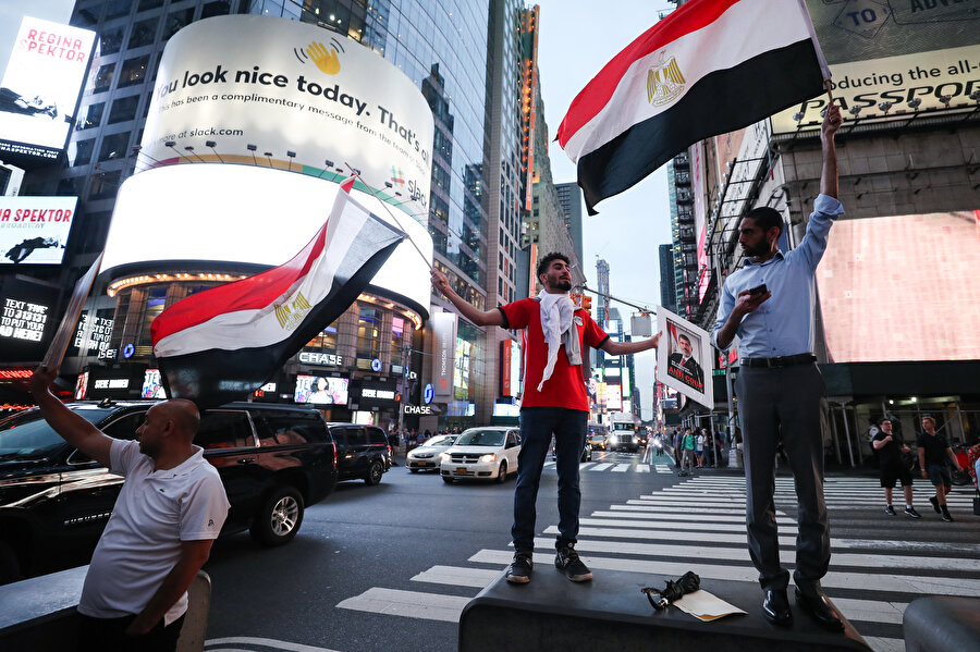 Muhammed Mursi'nin çıkarıldığı mahkemede fenalaşarak hayatını kaybetmesinin ardından New York'taki Mısır-Amerikan toplumu üyeleri, Mısır'daki askeri yönetimi protesto etti. 