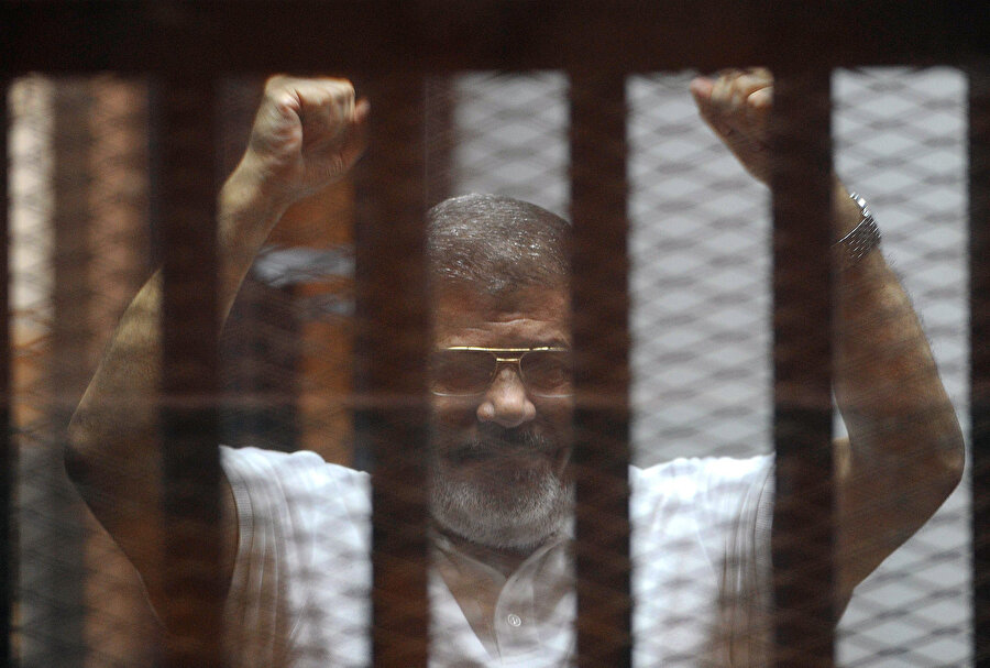 Mursi, hapishanede çok kötü şartlar altında tutuluyordu.