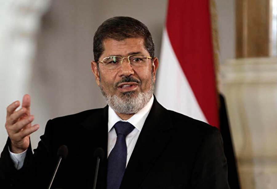 Cumhurbaşkanı Muhammed Mursi, Başkanlık sarayında gazetecilerin sorularını yanıtlıyor. 2012.