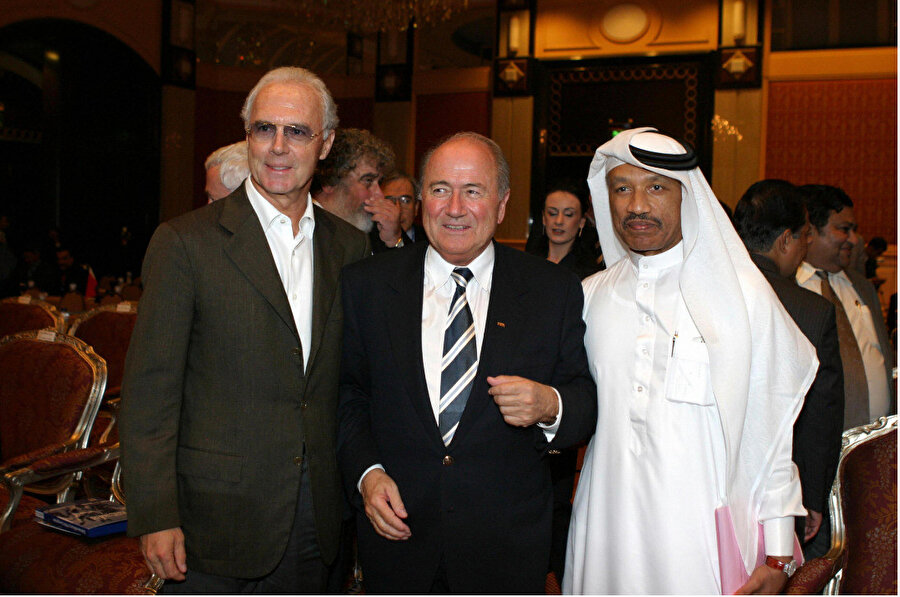Sırasıyla Franz Beckenbauer, Sepp Blatter, Muhammed Bin Hammam.